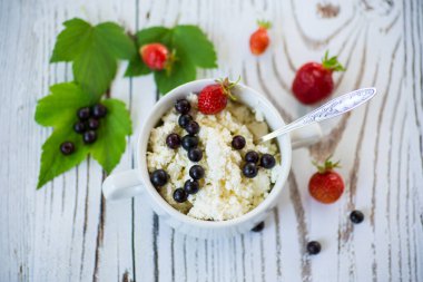 Yaz meyveli taze ev yapımı süzme peynir.