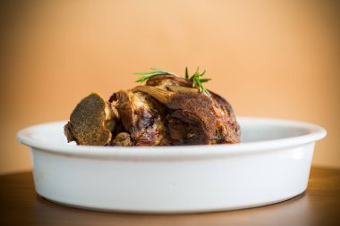 Seramik baharatlı fırında domuz inciği.