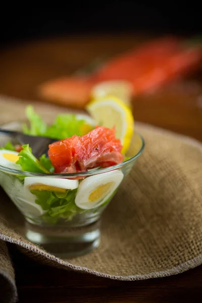 Lettuce salad with salted salmon, boiled eggs — Stock Photo, Image