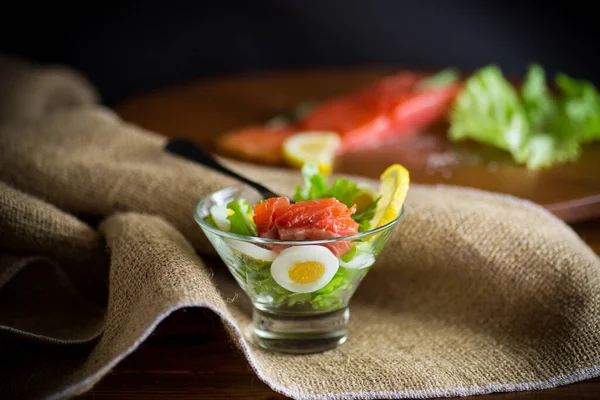 Ensalada de lechuga con salmón salado, huevos cocidos — Foto de Stock