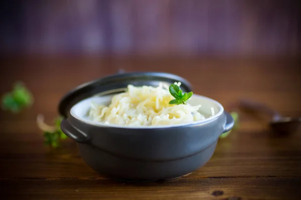 Söta kokta vermicelli med mjölk i en keramisk skål — Stockfoto