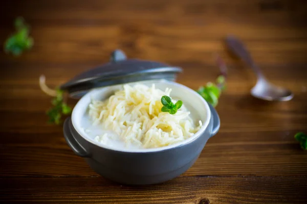 Söta kokta vermicelli med mjölk i en keramisk skål — Stockfoto