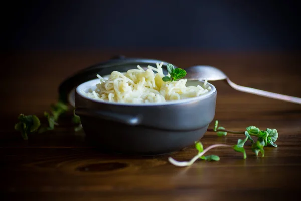 Vermicelli bolliti dolci con latte in una ciotola di ceramica — Foto Stock