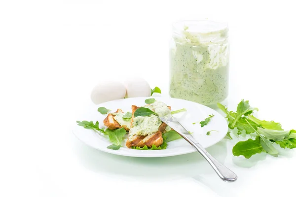 Green bread spread of arugula, curds and eggs with fried toast — Stock Photo, Image