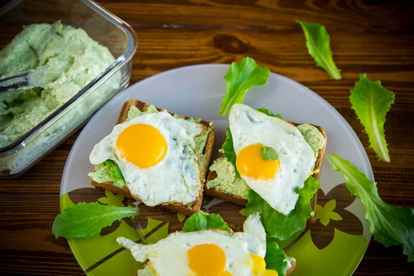 Смажений тост з сиром, поширеним руколами та смаженим яйцем у тарілці — стокове фото