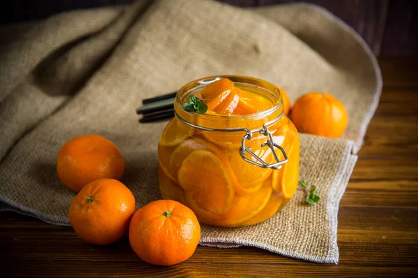 Mandarijn jam in een glazen pot op een houten tafel — Stockfoto