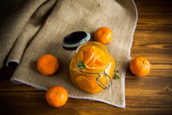 Mandarinková marmeláda ve sklenici na dřevěném stole — Stock fotografie