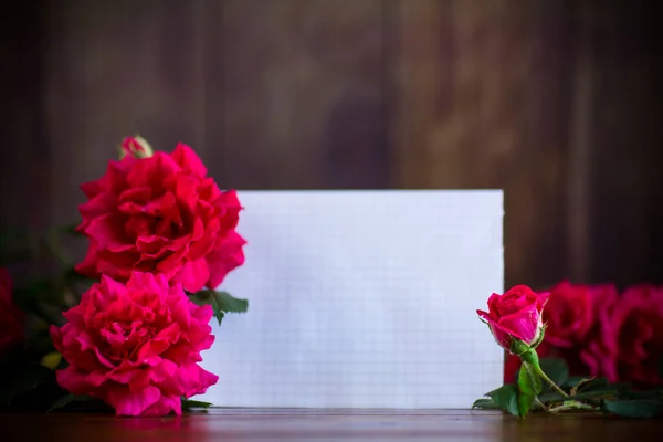 Strauß schöner roter Rosen auf dem Tisch — Stockfoto