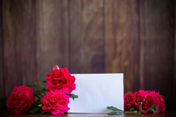 Bouquet di belle rose rosse sul tavolo — Foto Stock