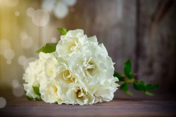 Bukiet pięknych białych róż na stole — Zdjęcie stockowe