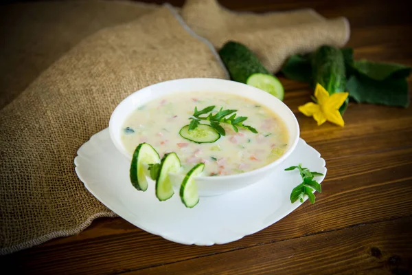 Sopa de pepino de verão com verduras em uma mesa de madeira — Fotografia de Stock