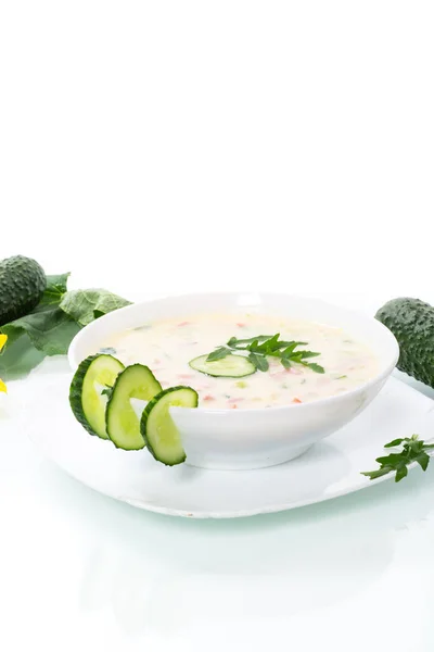 Sommergurkensuppe mit Gemüse in einem Teller auf weißem Hintergrund — Stockfoto