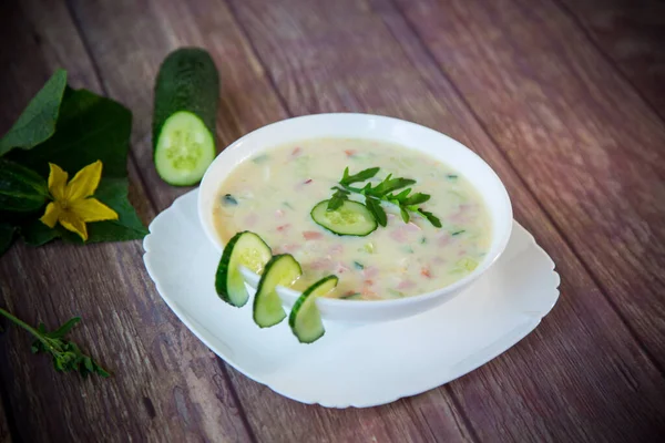 Sommargurksoppa med grönsaker på ett träbord — Stockfoto