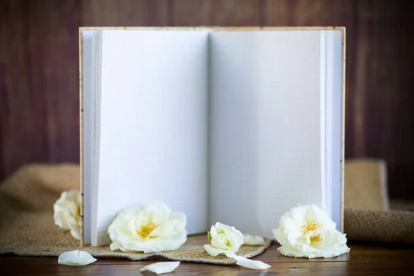 Buquê Belas Rosas Brancas Caderno Branco Uma Mesa Madeira — Fotografia de Stock
