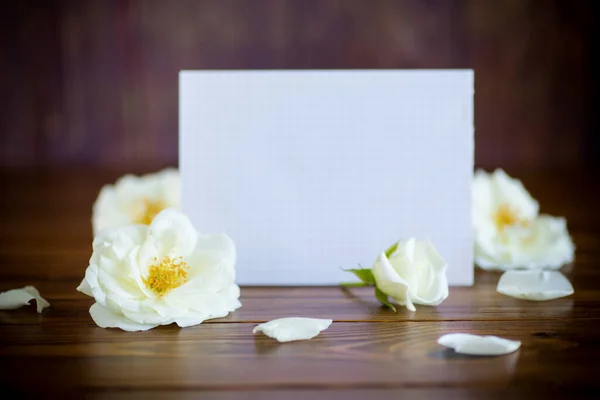 Strauß Schöner Weißer Rosen Und Leere Karte Auf Einem Holztisch — Stockfoto