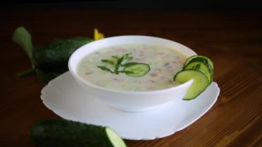 Tahta bir masada sebzeli salatalık çorbası.