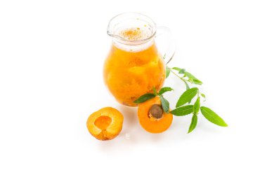 Soğuk kayısı kompostosu cam sürahide.