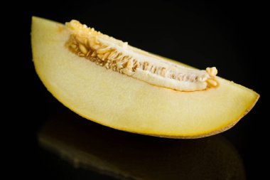 Stüdyo resmi dilimlenmiş olgun kavun galyası.