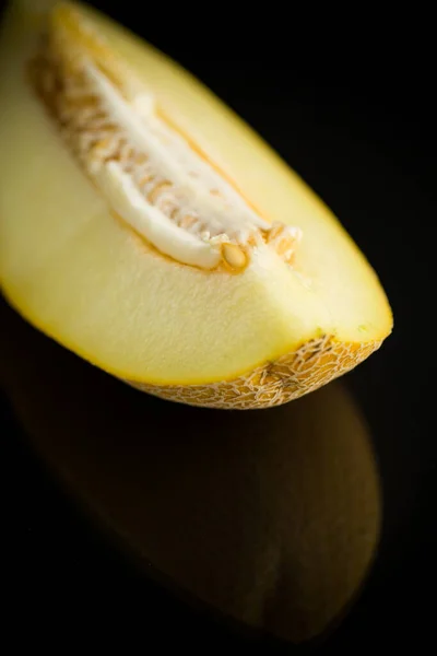 Студійний знімок гофрованої стиглої дині галії зі скибочками — стокове фото
