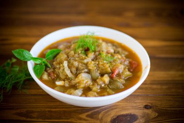 Kırsal kasede patlıcan havyarı. Yakın plan.