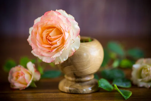 Pequeno buquê de belas rosas cor-de-rosa em uma mesa de madeira — Fotografia de Stock