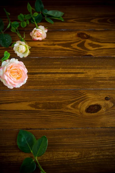 Klein boeket van mooie roze rozen op een houten tafel — Stockfoto