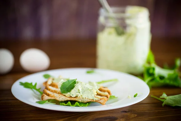 Pan verde untado de rúcula, cuajada y huevos con tostadas fritas —  Fotos de Stock
