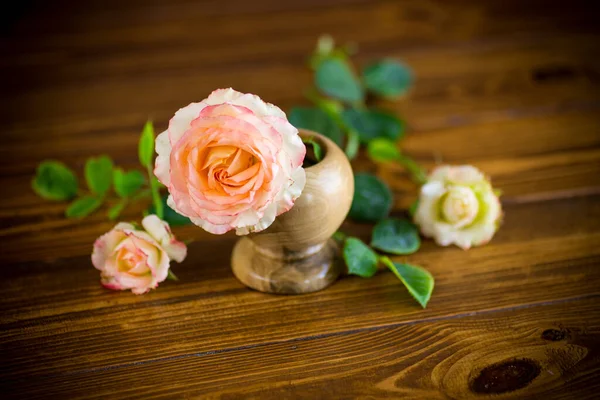 Μικρό μπουκέτο με όμορφα ροζ τριαντάφυλλα σε ξύλινο τραπέζι Εικόνα Αρχείου
