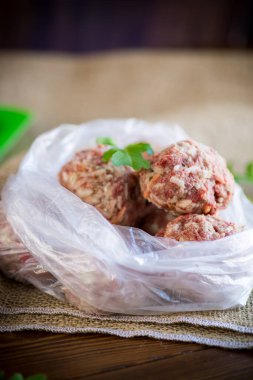 Biftekten donmuş çiğ köfte ve havuçlu ve pirinçli domuz eti.