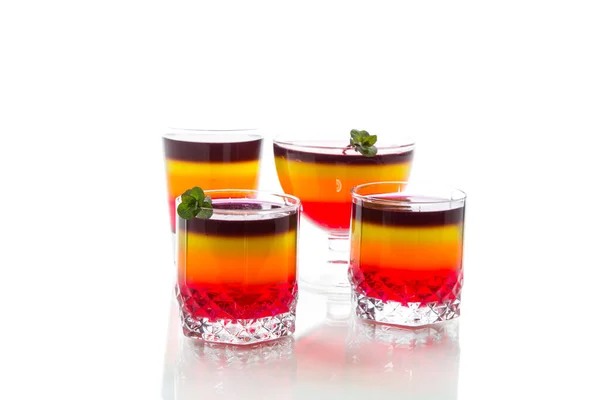Söt flerfärgad frukt puff gelé i ett glas kopp — Stockfoto
