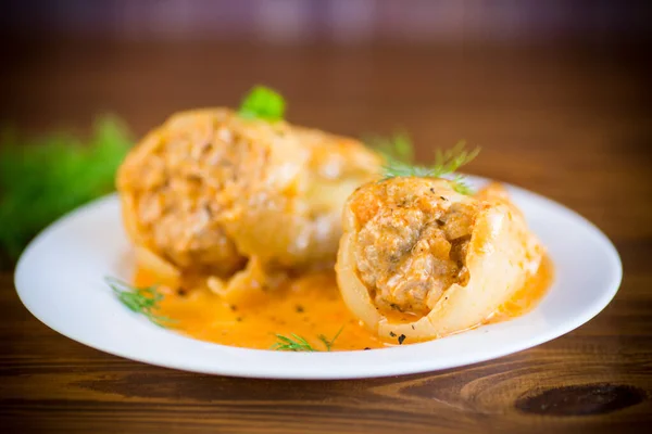 Gefüllt mit Fleisch und Reis mit gerösteter Paprika-Sauce — Stockfoto