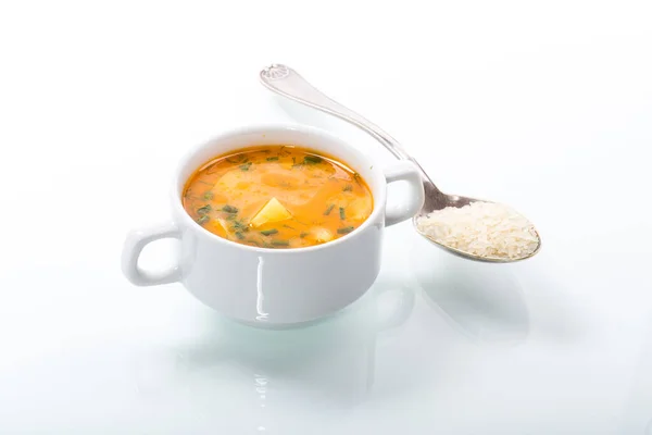 Вегетарианский суп из помидоров в тарелке — стоковое фото