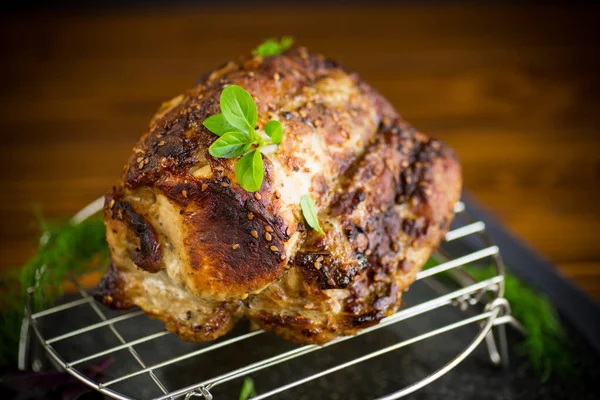 Pescoço de porco suculento, carne assada com especiarias — Fotografia de Stock