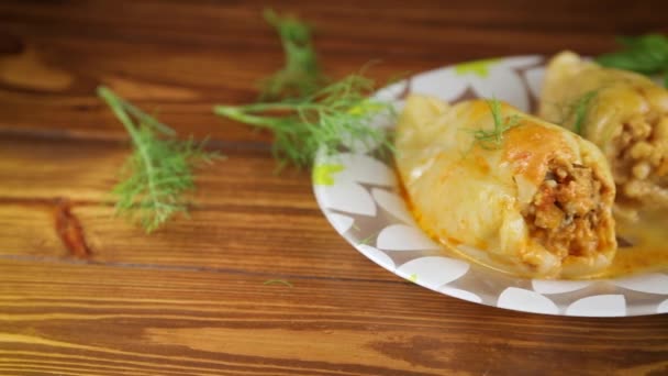 Rellenos de carne y arroz con salsa de pimienta asada — Vídeos de Stock