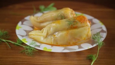 ... et ve kavrulmuş biber sosuyla doldurulmuş pilav.