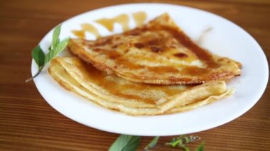 Kızarmış ince krep ve tatlı karamelli