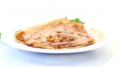 Kızarmış ince krep ve tatlı karamelli