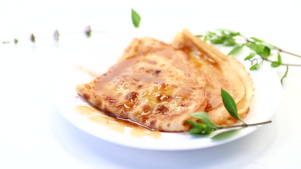 Τηγανητές λεπτές τηγανίτες με γλυκιά καραμέλα σε ένα πιάτο — Αρχείο Βίντεο