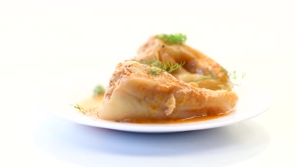 Rellenos de carne y arroz con salsa de pimienta asada — Vídeos de Stock