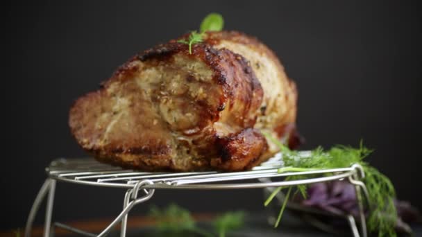 Šťavnatý vepřový krk, pečené maso s kořením — Stock video