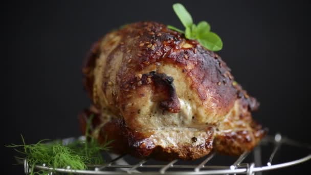 Col de porc juteux, viande cuite au four aux épices — Video