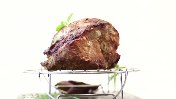 Succoso collo di maiale, carne al forno con spezie — Video Stock