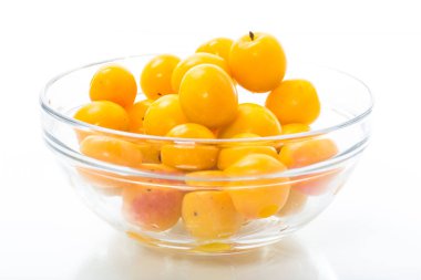 Beyaz arkaplanda izole edilmiş sarı kiraz erikleri