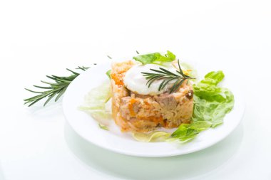 Sebzeli pilav ve beyaz arka planda salata yapraklı sahanda yumurta.