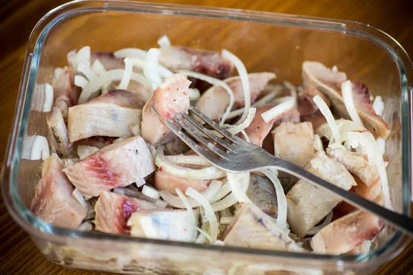 Tahta Bir Masada Soğan Baharatla Yapımı Tuzlanmış Ringa Balığı Parçaları — Stok fotoğraf
