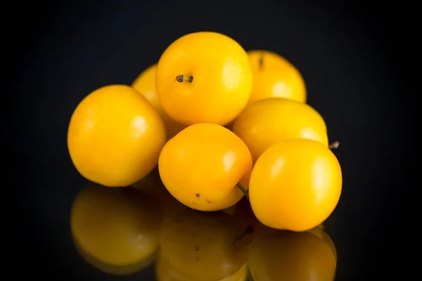 Ameixas Cereja Amarelas Isoladas Fundo Preto — Fotografia de Stock