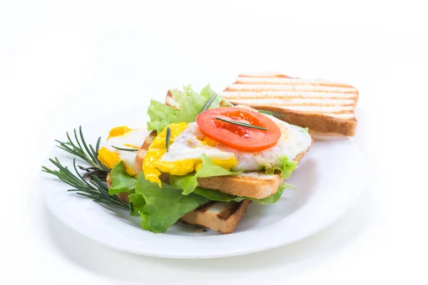 Stekta Rostat Bröd Med Ägg Sallad Tomat Platta Vit Bakgrund — Stockfoto