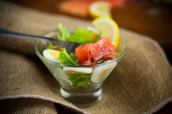 Sallad Med Saltad Lax Kokta Ägg Ett Träbord — Stockfoto