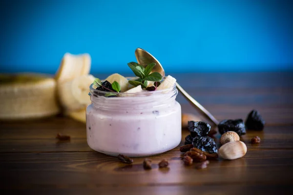 Iogurte Saboroso Doce Com Banana Poda Passas Jarro Vidro Uma — Fotografia de Stock