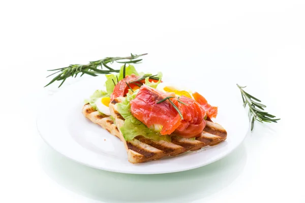 Gebratenes Brot Toast Mit Salatblättern Und Gesalzenem Roten Fisch Auf — Stockfoto
